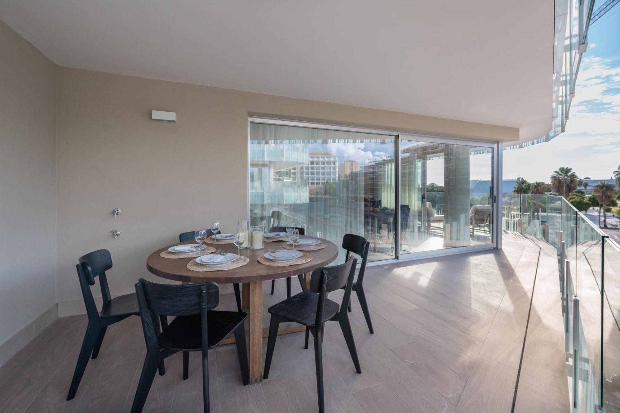 Newly Built 3 Bdrm Luxury Close To The Apartment