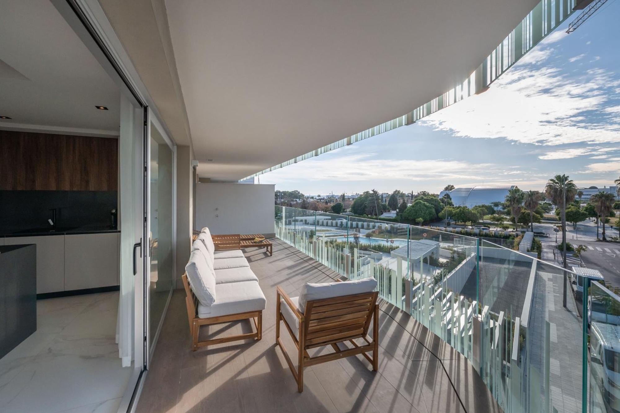 Newly Built 3 Bdrm Luxury Close To The Apartment *