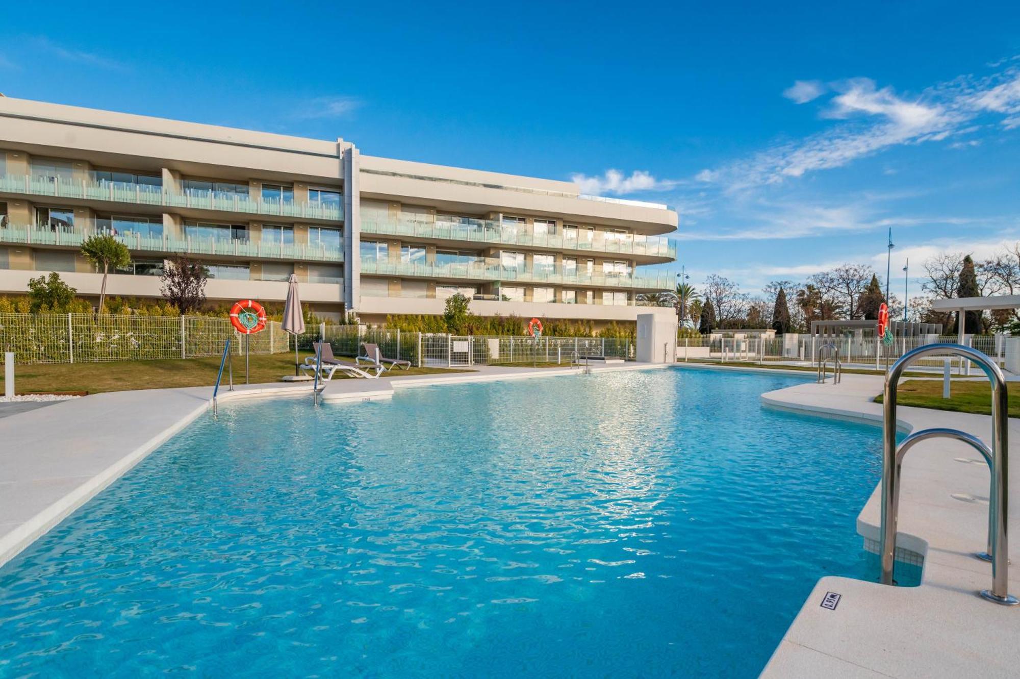 Newly Built 3 Bdrm Luxury Close To The Apartment